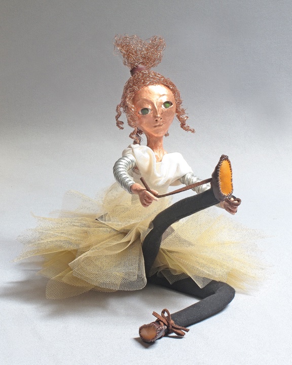 seated art doll "Lacing II"